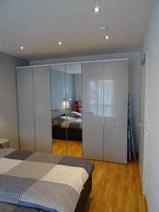 フリードリヒスハーフェンにあるZISA Ferienwohnung Bodenseeのベッドルーム1室(ベッド1台付)、広さ1室が備わります。