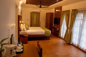 Postel nebo postele na pokoji v ubytování KTDC Kumarakom Gateway Resort