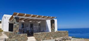 a villa with a view of the ocean at Aloni in Áno Meriá