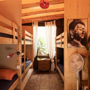 a bedroom with bunk beds with a statue of a presidents head at Hostel Los Amigos by Youroom in La Mareta