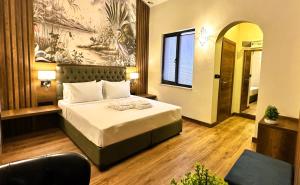 a bedroom with a bed and a painting on the wall at AQUA MARINN SPA&WELLNESS in Yalova
