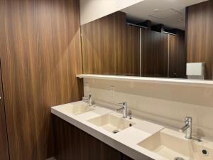 Koupelna v ubytování Capsule Hotel Suzumoriya + 22 fotografií