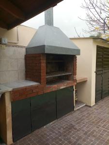 un horno de pizza al aire libre en un edificio en Aero en El Palomar