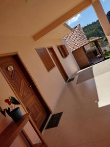 - une vue depuis le haut d'une maison avec une fenêtre dans l'établissement Chalés lima, à Monte Verde