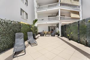アロナにあるApto Vistahermosa 3 Bed and Poolのパティオ(椅子2脚、フェンス付)