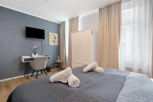 een slaapkamer met een bed met handdoeken erop bij Appartmenthaus - Wohnung C in Plauen
