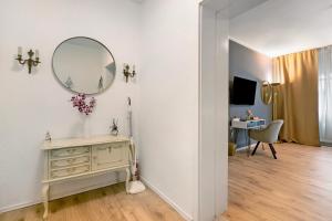 um quarto com um toucador e um espelho em Appartmenthaus - Wohnung A em Plauen