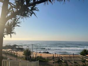 uitzicht op de oceaan vanaf een strand bij Beachfront apartment in Ballito! Casablanca in Ballito