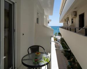 a balcony with a table and a view of the ocean at Giant Woman in Tsoútsouros