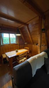 um quarto com uma mesa e uma cama num camarote em Hrách a lusk em Pňovany