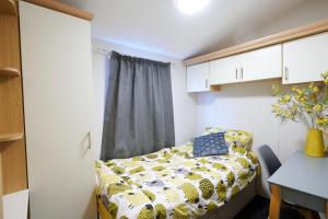 Ліжко або ліжка в номері Luxury 2 Bed Static Caravan Willingham