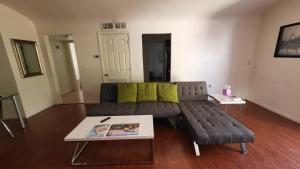 ein Wohnzimmer mit einem Sofa und einem Couchtisch in der Unterkunft U1 - Entire 2 BR Pet Friendly APT in DT PHX with pkg in Phoenix