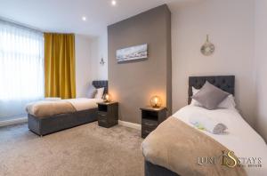 Tempat tidur dalam kamar di Luke Stays - Westbrook, Darlington