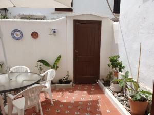 Patio lub wspólna przestrzeń na świeżym powietrzu w obiekcie Estepona - Playa - 1 dormitorio con terraza solárium Mi17