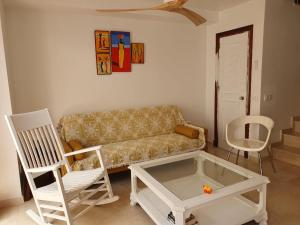 Część wypoczynkowa w obiekcie Estepona - Playa - 1 dormitorio con terraza solárium Mi17