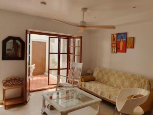 Część wypoczynkowa w obiekcie Estepona - Playa - 1 dormitorio con terraza solárium Mi17