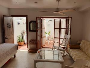 Część wypoczynkowa w obiekcie Estepona - Playa - 1 dormitorio con terraza solárium Mi17