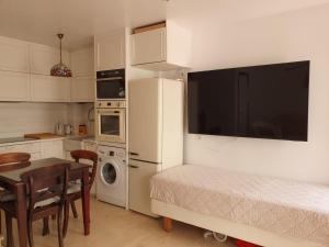 Kuchnia lub aneks kuchenny w obiekcie Estepona - Playa - 1 dormitorio con terraza solárium Mi17
