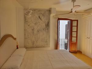 エステポナにあるVillacana 2617のベッドルーム1室(ベッド1台付)が備わります。壁には絵画が飾られています。