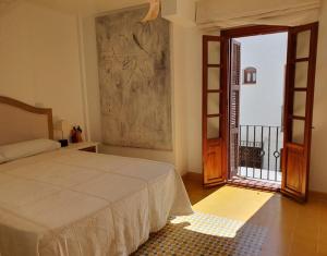 sypialnia z łóżkiem i drzwiami prowadzącymi na balkon w obiekcie Estepona - Playa - 1 dormitorio con terraza solárium Mi17 w mieście Estepona