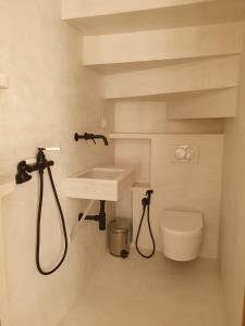 łazienka z umywalką i toaletą w obiekcie Estepona - Playa - 1 dormitorio con terraza solárium Mi17 w mieście Estepona