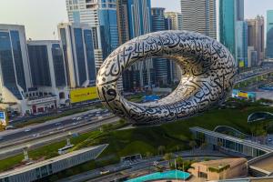 ドバイにあるJumeirah Emirates Towers Dubaiの大都市中の大彫刻