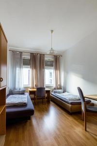 1 Schlafzimmer mit 2 Betten, einem Tisch und Stühlen in der Unterkunft Apartmenthaus in Chemnitz für Monteure in Chemnitz