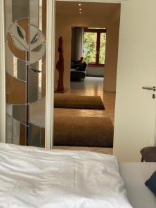 1 dormitorio con 1 cama y sala de estar en Gasthaus Wollscheid, en Trier