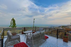 balcón con sillas, mesa y vistas en Şems Inn, en Mardin
