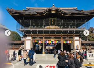 佐仓市Tatami House 3minutes from Keisei Usui Station 30minutes from Narita Airport 58minutes from Asakusa 49 minutes from Oshiage 65minutes from Ginza的一群站在建筑物前的人
