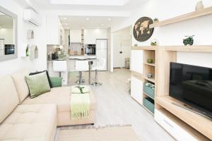 salon z kanapą i telewizorem w obiekcie Apartment Panorama Green w mieście Portimão