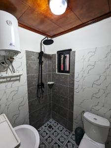 a bathroom with a toilet and a shower at Chambre meublée cosy à Yaoundé in Yaoundé