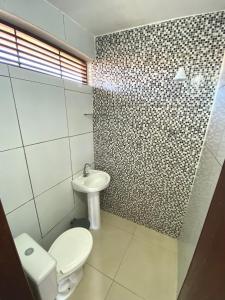 een badkamer met een toilet en een wastafel bij SANNY Pousada e Hostel in Pipa