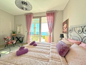 Postel nebo postele na pokoji v ubytování Villa Effi Lourdata + 37 fotografií