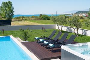 un par de sillas sentadas junto a una piscina en Villa Mareta, en Ljubač