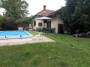 una casa con piscina en el patio en Csillag-lak Balatonföldvár, en Balatonföldvár