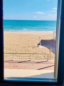 グアルダマル・デル・セグラにあるApartamento Europa Primera Líneaの窓からビーチの景色を望めます。
