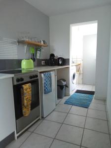 une cuisine avec un évier et une cuisinière four supérieur dans l'établissement Modern one bedroom cottage, à Saint-Mandé-sur-Brédoire