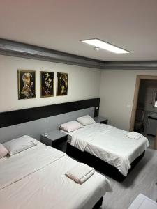 dwa łóżka w pokoju hotelowym z dwoma łóżkami w obiekcie Retrol Hotel w Stambule