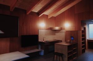 een kamer met een keuken met een wastafel en een bureau bij MAGATAMA,INN - Vacation STAY 85473v in Sumoto