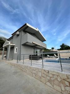 uma casa com uma piscina em frente em Zelena Maslina em Bar