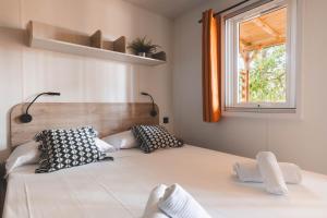 Llit o llits en una habitació de ISOLA VERDE Camping Village