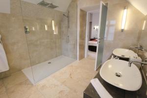 Bilik mandi di Cae Court Hotel +12 gambar