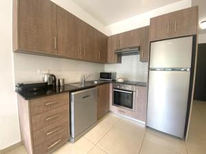 O bucătărie sau chicinetă la DPSAE09 Mythical Sands Resort - Two Bedroom Apt with pool