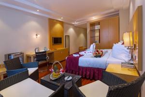 Habitación de hotel con cama y escritorio en Three Steers Hotel en Meru
