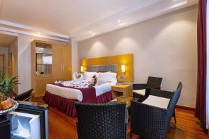 Three Steers Hotel客房内的一张或多张床位