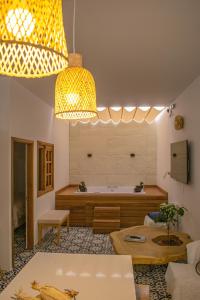 a living room with a couch and a large light fixture at Eco Apartamento Crudo in Jardin