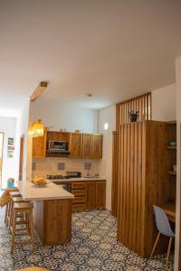 a kitchen with wooden cabinets and a table at Eco Apartamento Crudo in Jardin