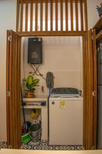 a small kitchen with a refrigerator and a bunk bed at Eco Apartamento Crudo in Jardin