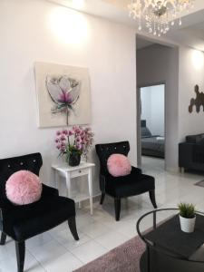 Gallery image of Sani & Aja Guesthouse in Masai +11 photos